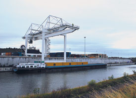 Barge  quai sur Delta 3
