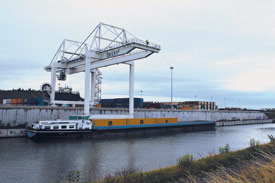 Barge  quai de la plate-forme multimodale et logistique Delta 3