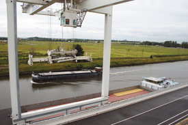 Barge  quai sur Delta 3